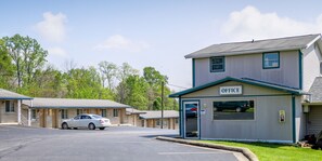 Front of property - Economy Inn of Bloomington (Bloomington)