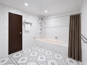 Rainfall showerhead, free toiletries, slippers, towels