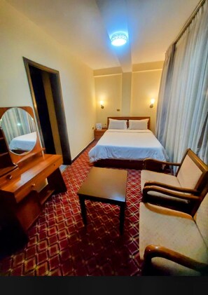 أغطية فراش متميزة وأسرّة بإسفنج يتكيف مع شكل الجسم وخزنة داخل الغرفة