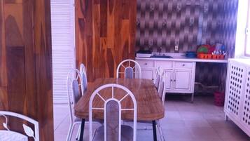 Stovetop, cookware/dishes/utensils