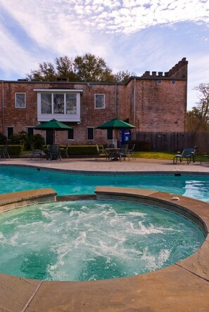 Una piscina al aire libre (de 10:00 a 22:00), tumbonas