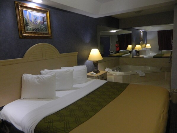 Chambre, 1 très grand lit, bain à remous