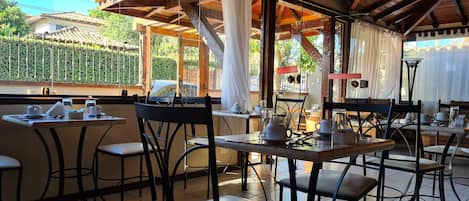 包含每日自助早餐