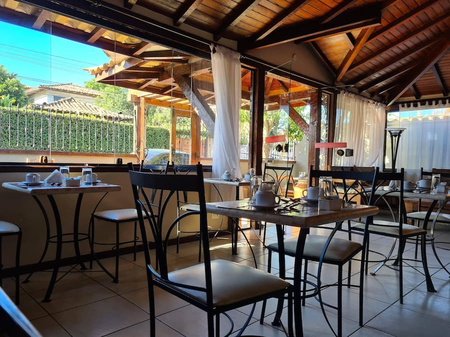 Café da manhã com buffet grátis todos os dias