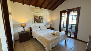 Quarto casal superior, sacada | Frigobar, cofres nos quartos, ferros/tábuas de passar roupa