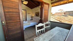 Quarto casal superior, sacada | Frigobar, cofres nos quartos, ferros/tábuas de passar roupa