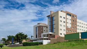 Vista frontal de la propiedad