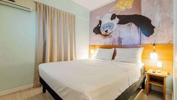 Standaard tweepersoonskamer | Een minibar, een kluis op de kamer, verduisterende gordijnen