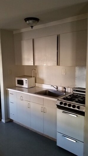 Budget Double Room, Separate Seating Area, 2 Double Beds | In-room dining - Riviera Motor Lodge (Tucson)