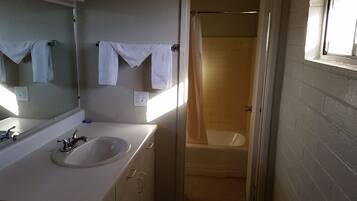 Economy Room, 1 Queen Bed | Bathroom | Free toiletries, towels