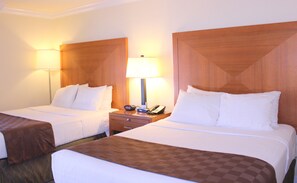 Kamar Standar, 2 Tempat Tidur Queen | Brankas, meja kerja, setrika/meja setrika, dan Wi-Fi gratis