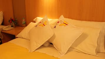 Habitación triple superior | Ropa de cama de alta calidad y edredones de plumas