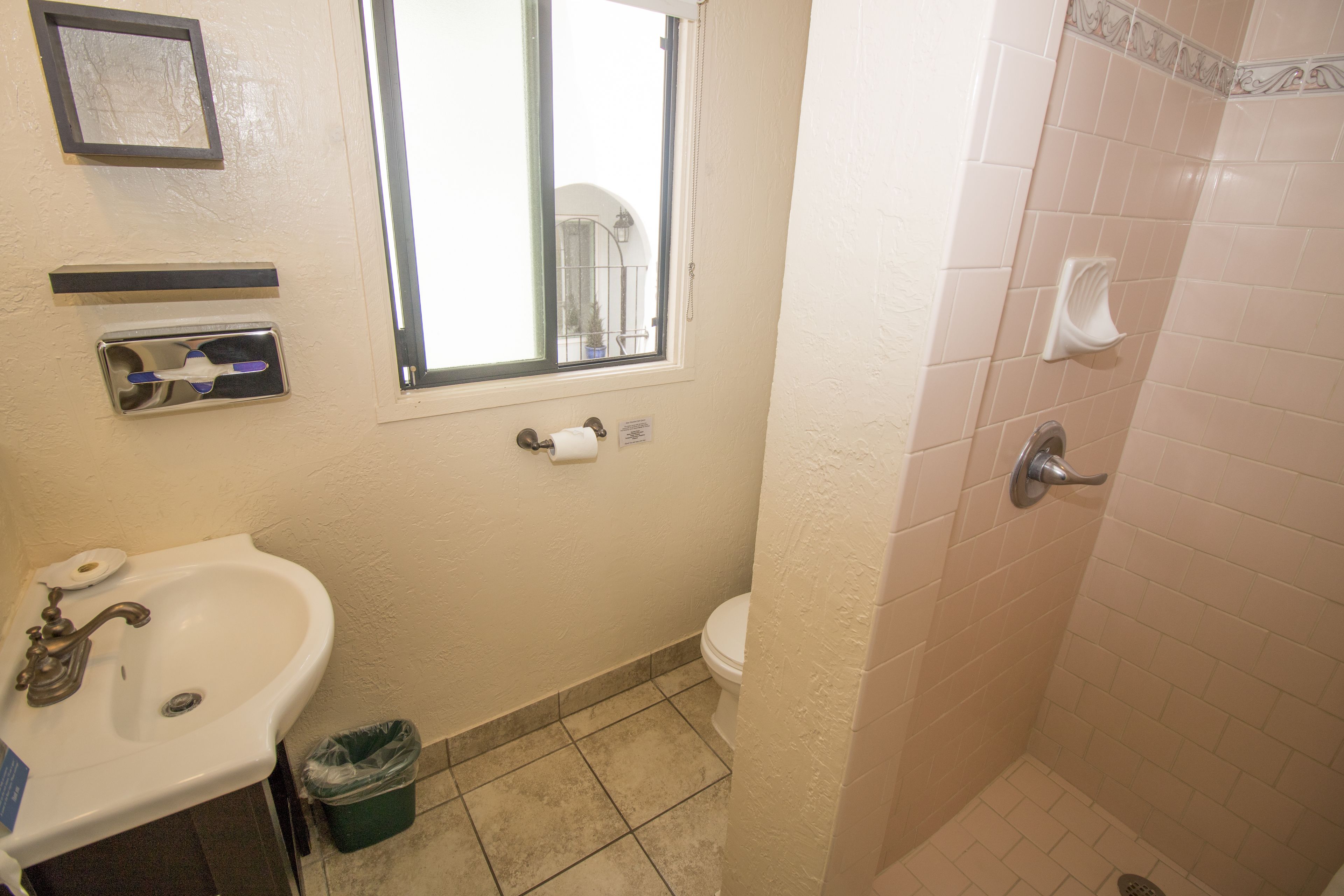 Un baño con lavamanos, inodoro y ducha.