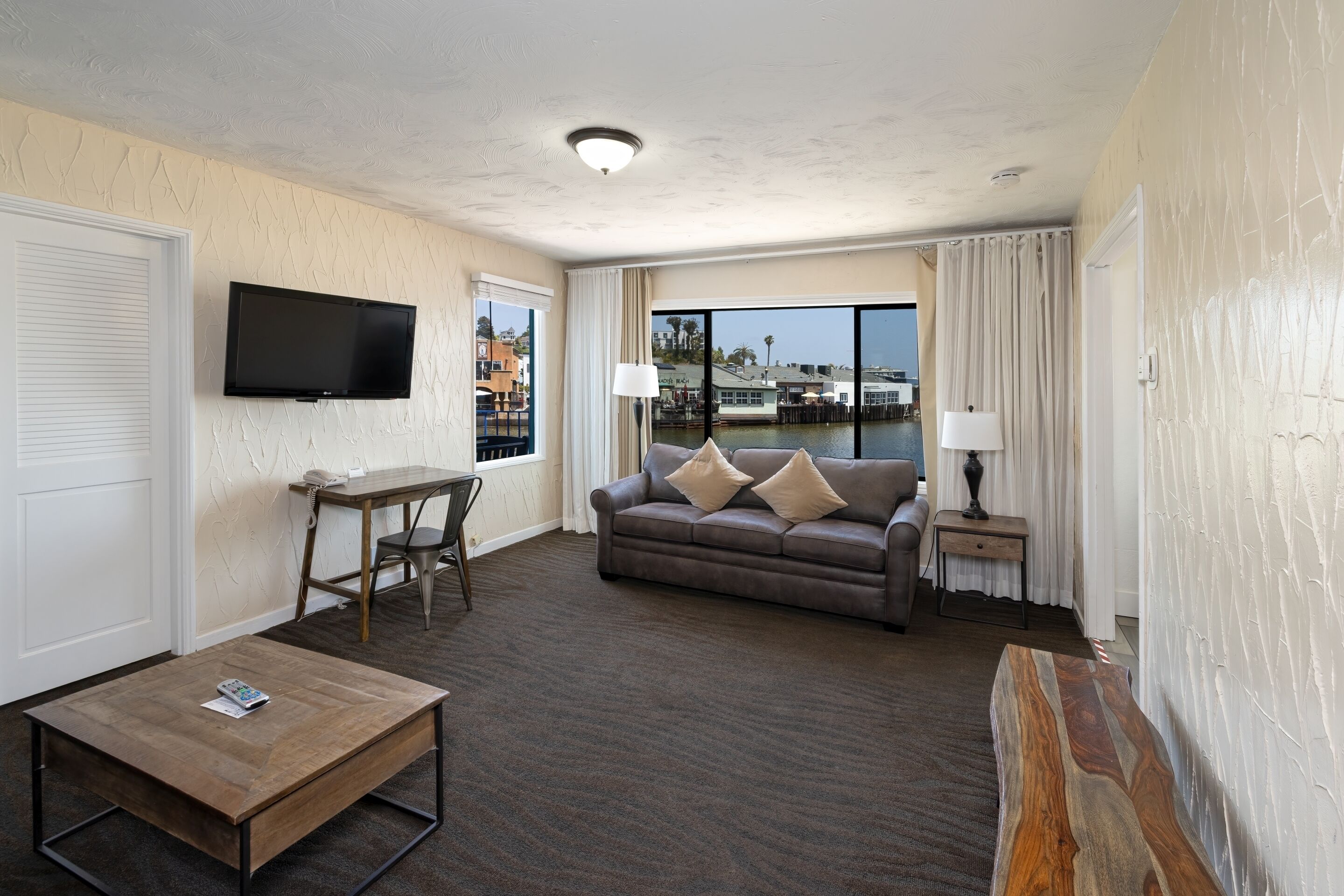 Suite, Fireplace | Living area | Flat-screen TV