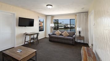 Suite, Fireplace | Living area | Flat-screen TV