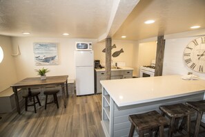 Quarto, várias camas | Cozinha privada | Geladeira, micro-ondas, cooktop, cafeteira/chaleira