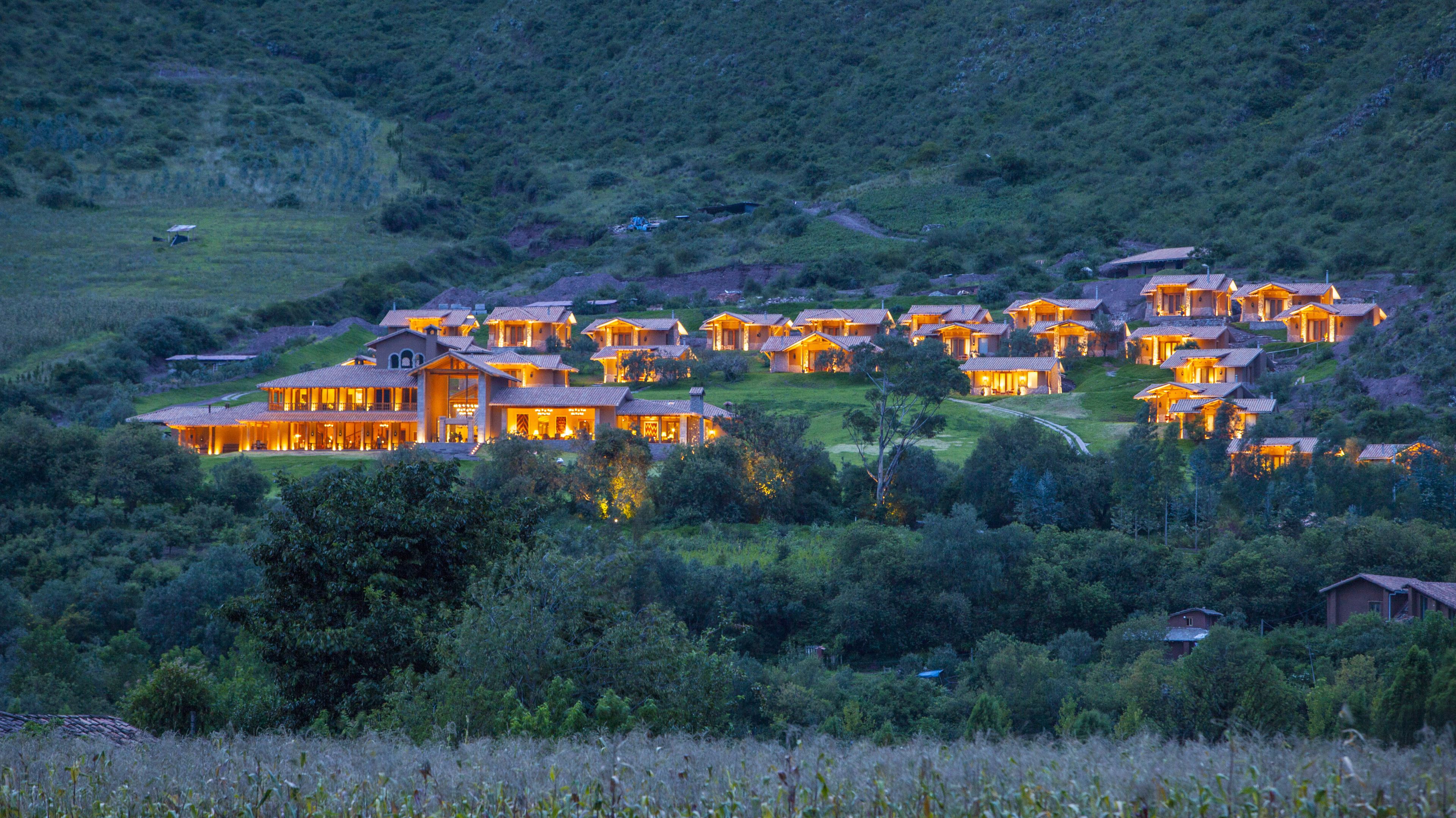 Um grande resort com várias villas, cada uma com um amplo alpendre e vista para a paisagem circundante.
