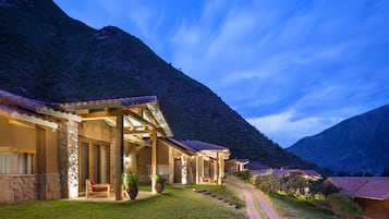 Resort com várias villas, cada uma com alpendre coberto e vista para as montanhas ao redor.