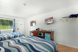 Deluxe Room, 2 Queen Beds, Non Smoking, Refrigerator & Microwave | 책상, 노트북 작업 공간, 무료 WiFi, 침대 시트