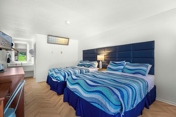 Deluxe Room, 2 Queen Beds, Non Smoking, Refrigerator & Microwave | Meja kerja, ruang kerja ramah laptop, Wi-Fi gratis, dan seprai linen