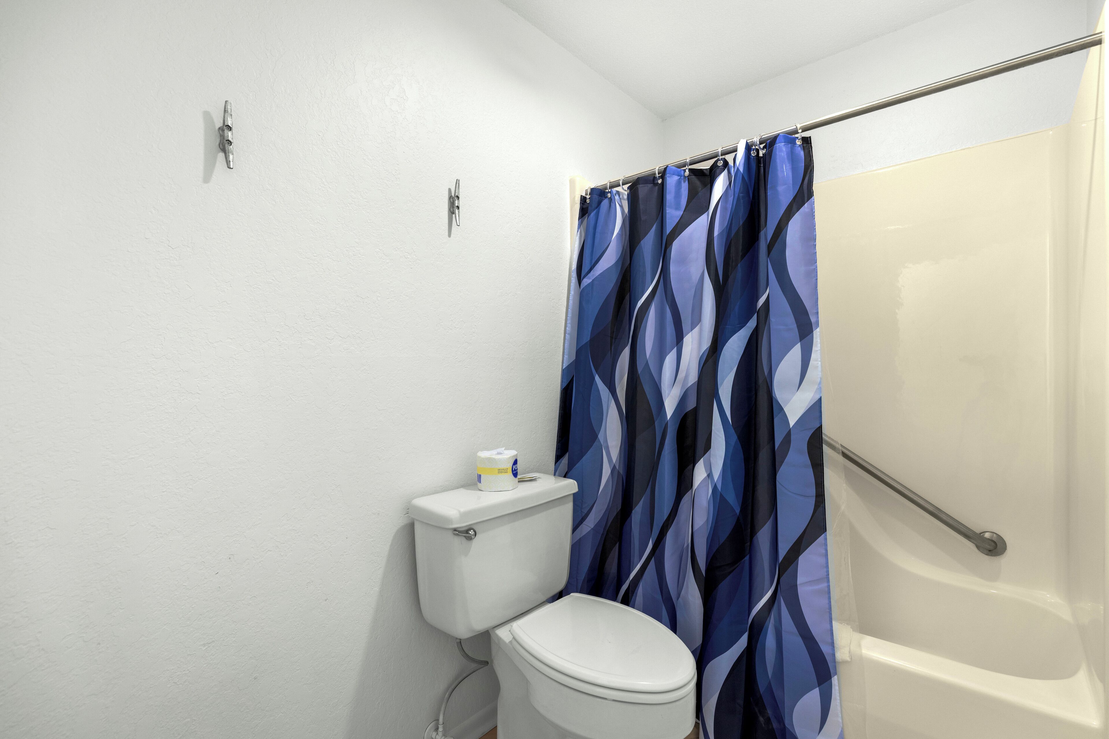 Deluxe Room, 2 Queen Beds, Non Smoking, Refrigerator & Microwave  | Badeværelse | Kombination af bruser/badekar, gratis toiletartikler, hårtørrer