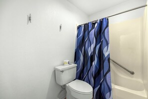 Deluxe Room, 2 Queen Beds, Non Smoking, Refrigerator & Microwave  | Bathroom | Combined shower/bathtub, free toiletries, hair dryer, towels - The Lake House Inn (Laurie)