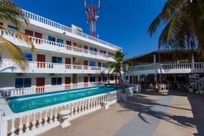 Vista frontal de la propiedad