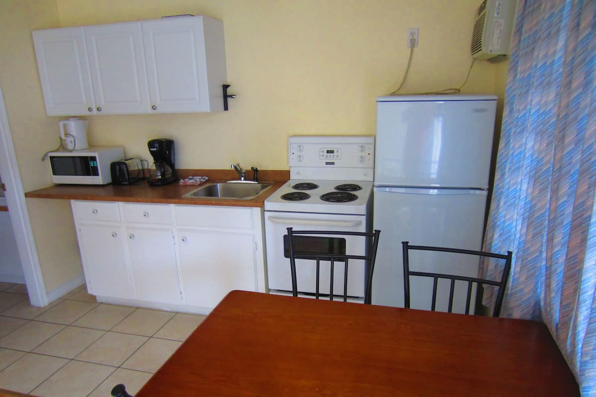 Suite, 1 Queen Bed with Sofa bed, Kitchen | Private kitchen | Fridge, microwave, coffee/tea maker