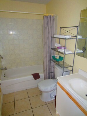 Suite, 1 Queen Bed with Sofa bed, Kitchen | Bathroom | Combined shower/tub, towels - Black Sea Motel (Penticton)