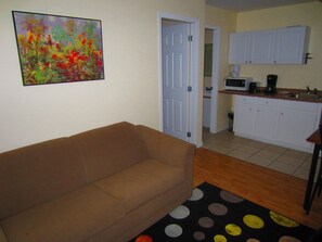 Suite, 1 grand lit et 1 canapé-lit, cuisine | Coin séjour | Télévision LCD