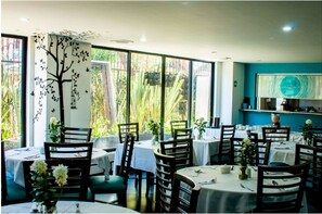 Petit déjeuner, déjeuner et dîner servis sur place