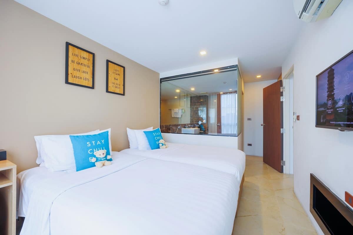 One Bedroom Suite with Bath Tub | เครื่องนอนระดับพรีเมียม, มินิบาร์, ตู้นิรภัยในห้องพัก, โต๊ะทำงาน