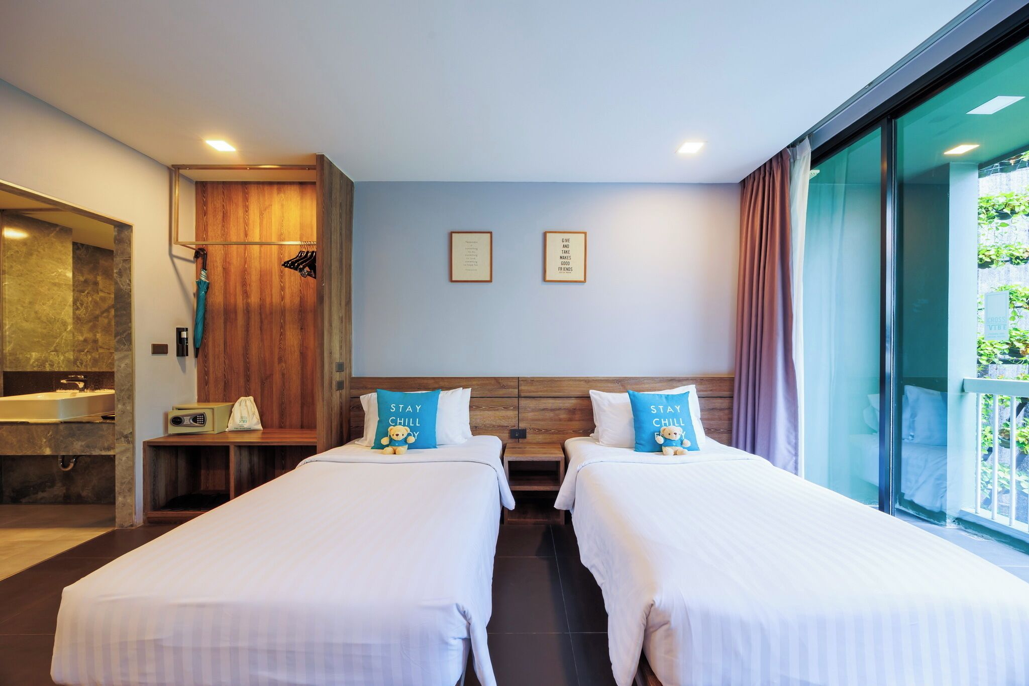 Phòng Deluxe | Bộ đồ giường cao cấp, minibar, két bảo mật tại phòng, bàn 