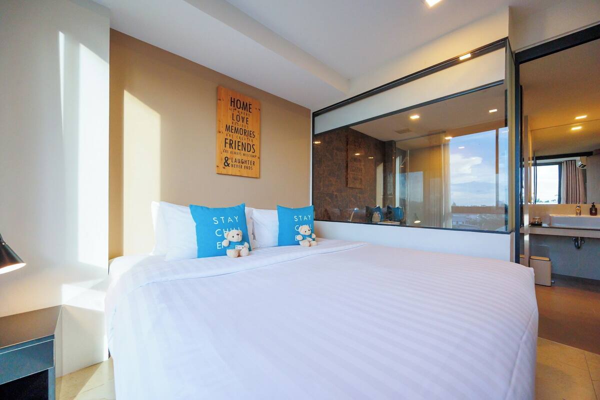 One Bedroom Suite with Bath Tub | Premium bedding, minibar, in-room safe, desk