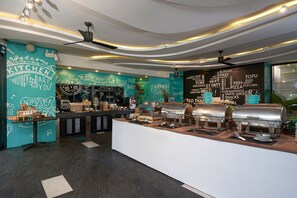 Breakfast, lunch and dinner served  - Cross Vibe Chiang Mai Decem (Chiang Mai)