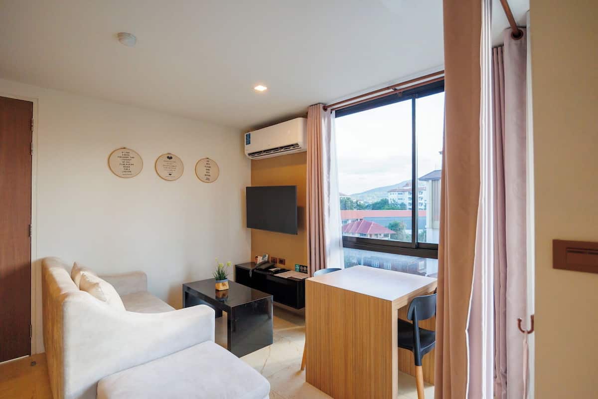 Family Corner Suite Triple | บริเวณนั่งเล่น | ทีวีจอแอลซีดี 32 นิ้ว พร้อม  ช่องเคเบิล, ทีวี
