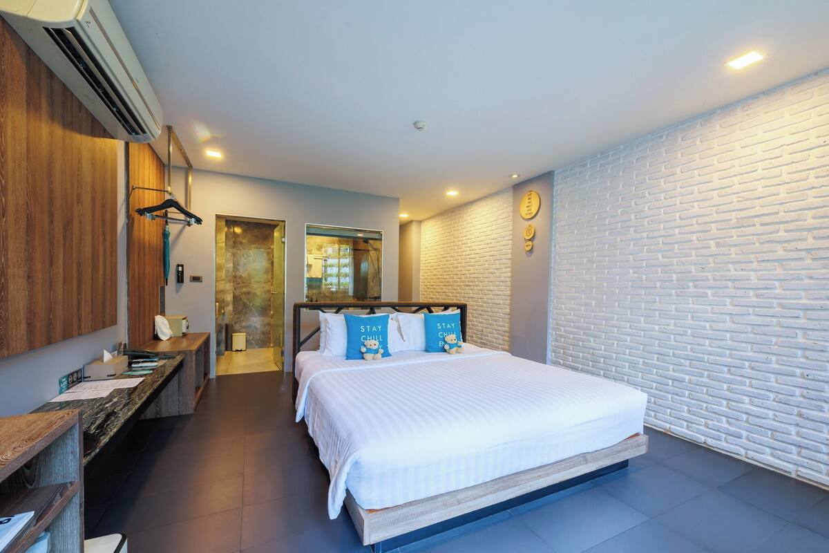 Deluxe Room | Premium bedding, minibar, in-room safe, desk