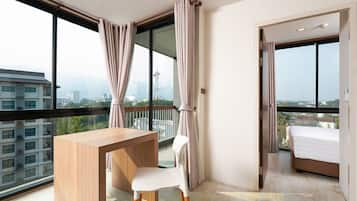 Family Corner Suite Triple | บริเวณนั่งเล่น | ทีวีจอแอลซีดี 32 นิ้ว พร้อมช่องเคเบิล, ทีวี