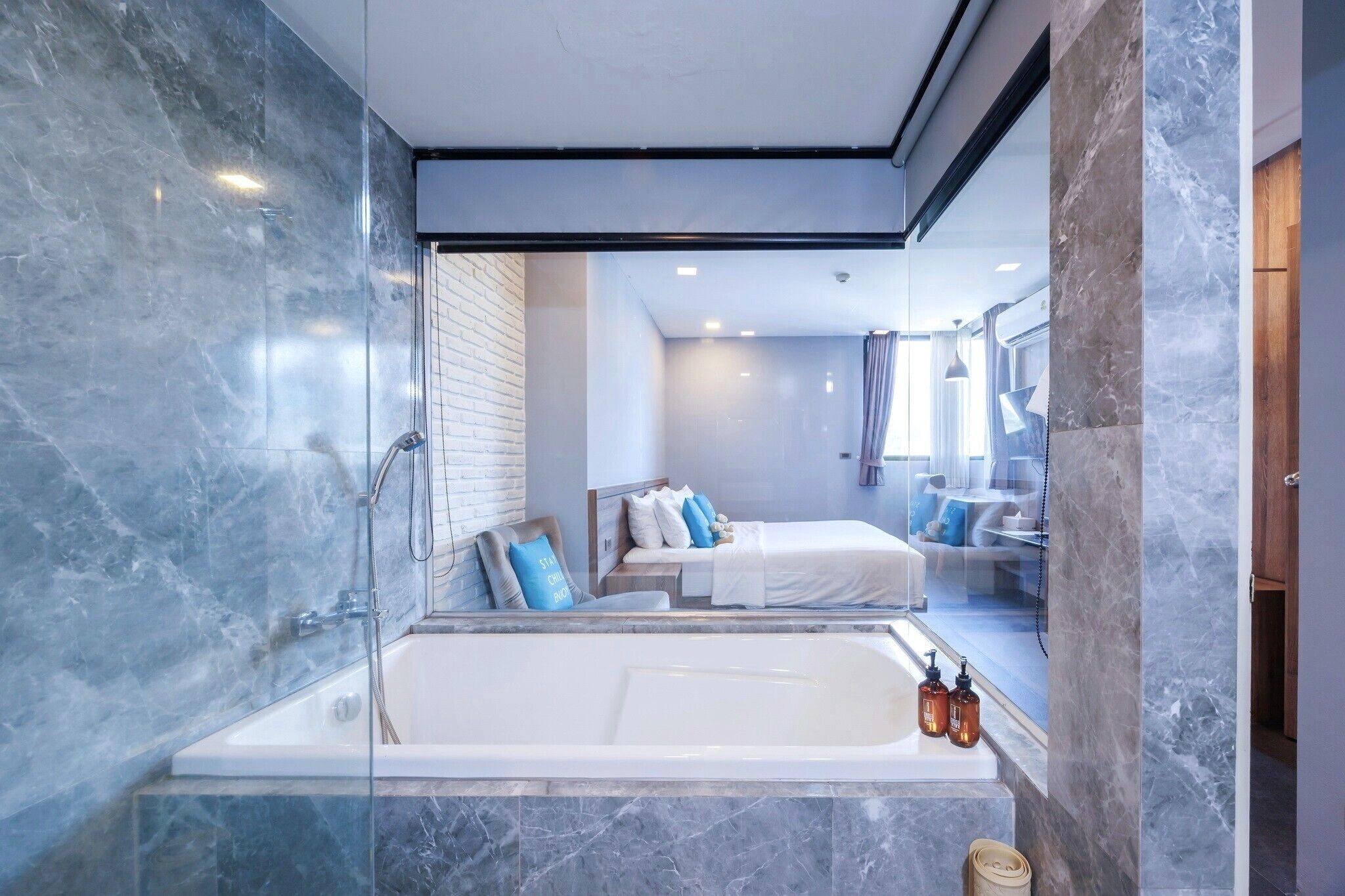 2 Bedroom Family Suite Mountain View | Baño | Ducha, artículos de higiene personal gratuitos y secador de pelo