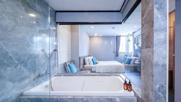 2 Bedroom Family Suite Mountain View | Baño | Ducha, artículos de higiene personal gratuitos y secador de pelo