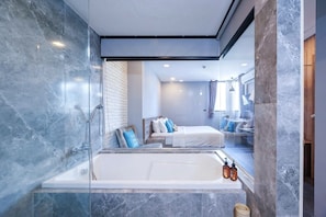 2 Bedroom Family Suite Mountain View | Kamar mandi | Shower, perlengkapan mandi gratis, pengering rambut, dan sandal