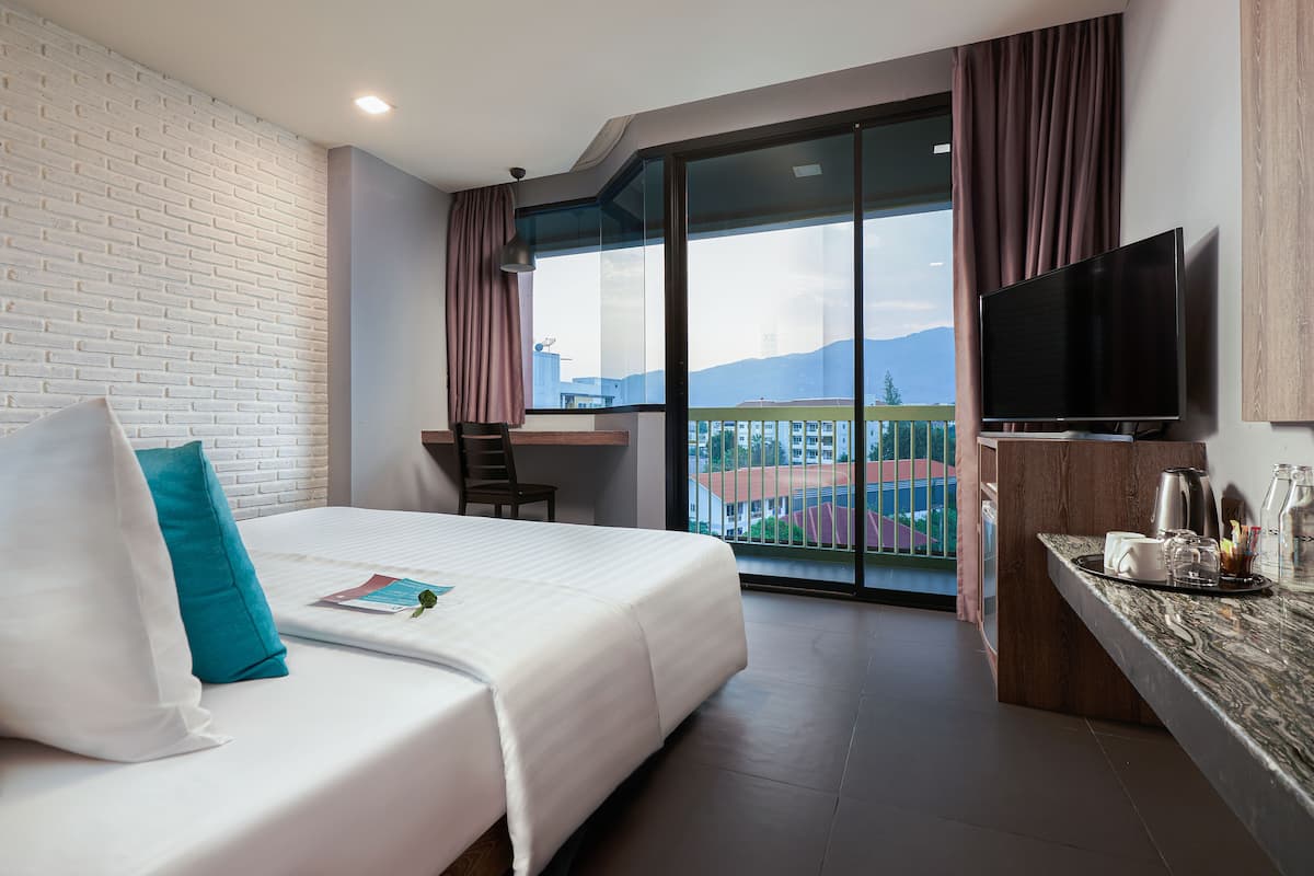 Deluxe Room, Mountain View | 1 bedroom, premium bedding, minibar, in-room safe
