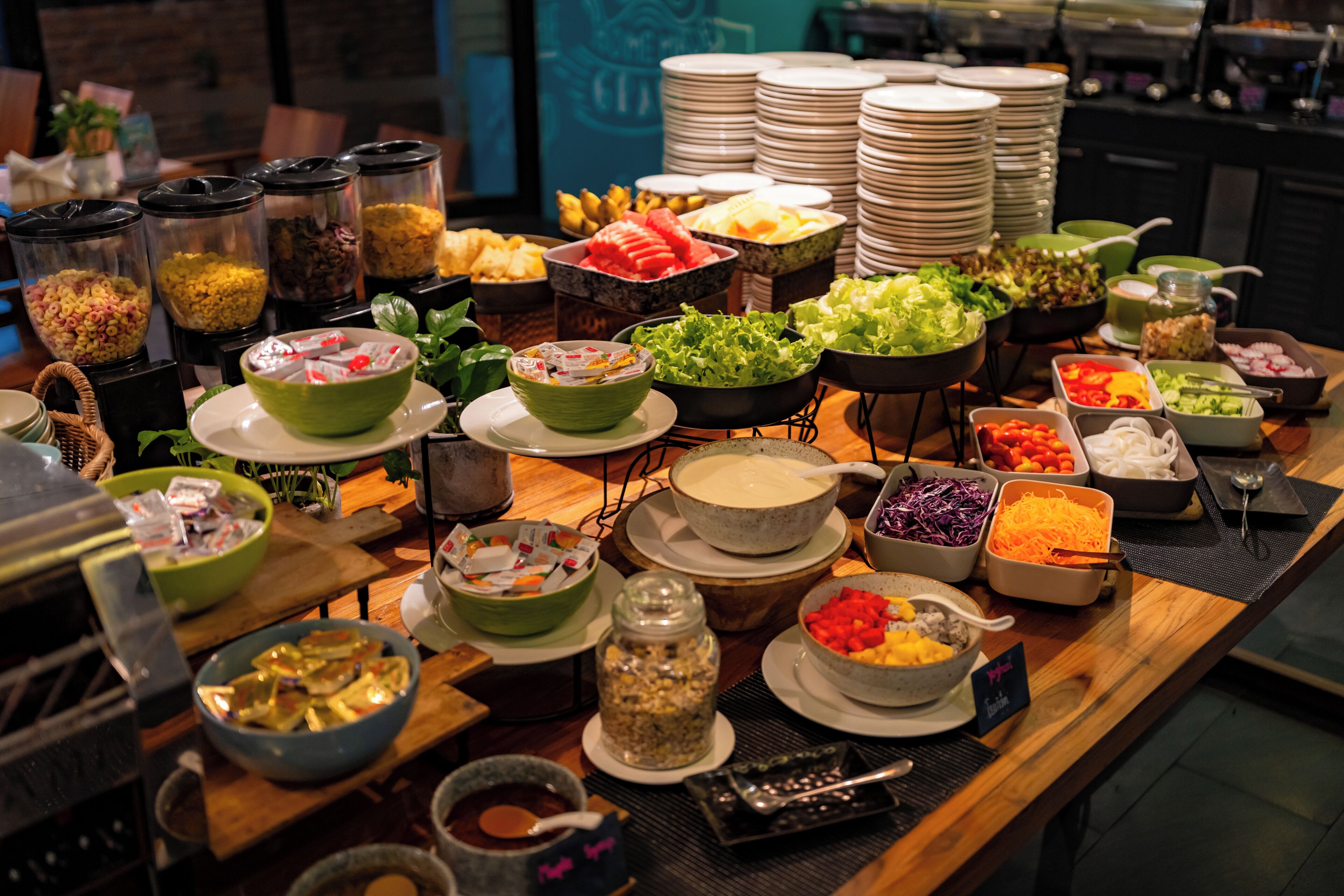 Una mesa de buffet con diversos alimentos y aderezos.