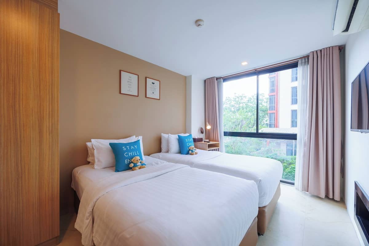 One Bedroom Suite Twin Bed | Premium bedding, minibar, in-room safe, desk