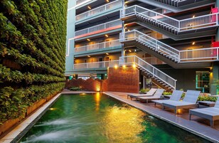 Una piscina al aire libre, sillones reclinables de piscina