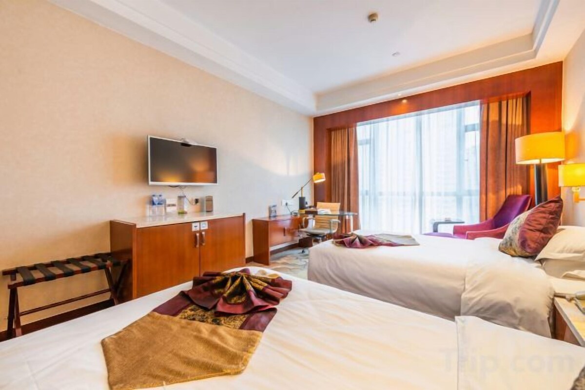 Minibar, két bảo mật tại phòng, đồng hồ báo thức 