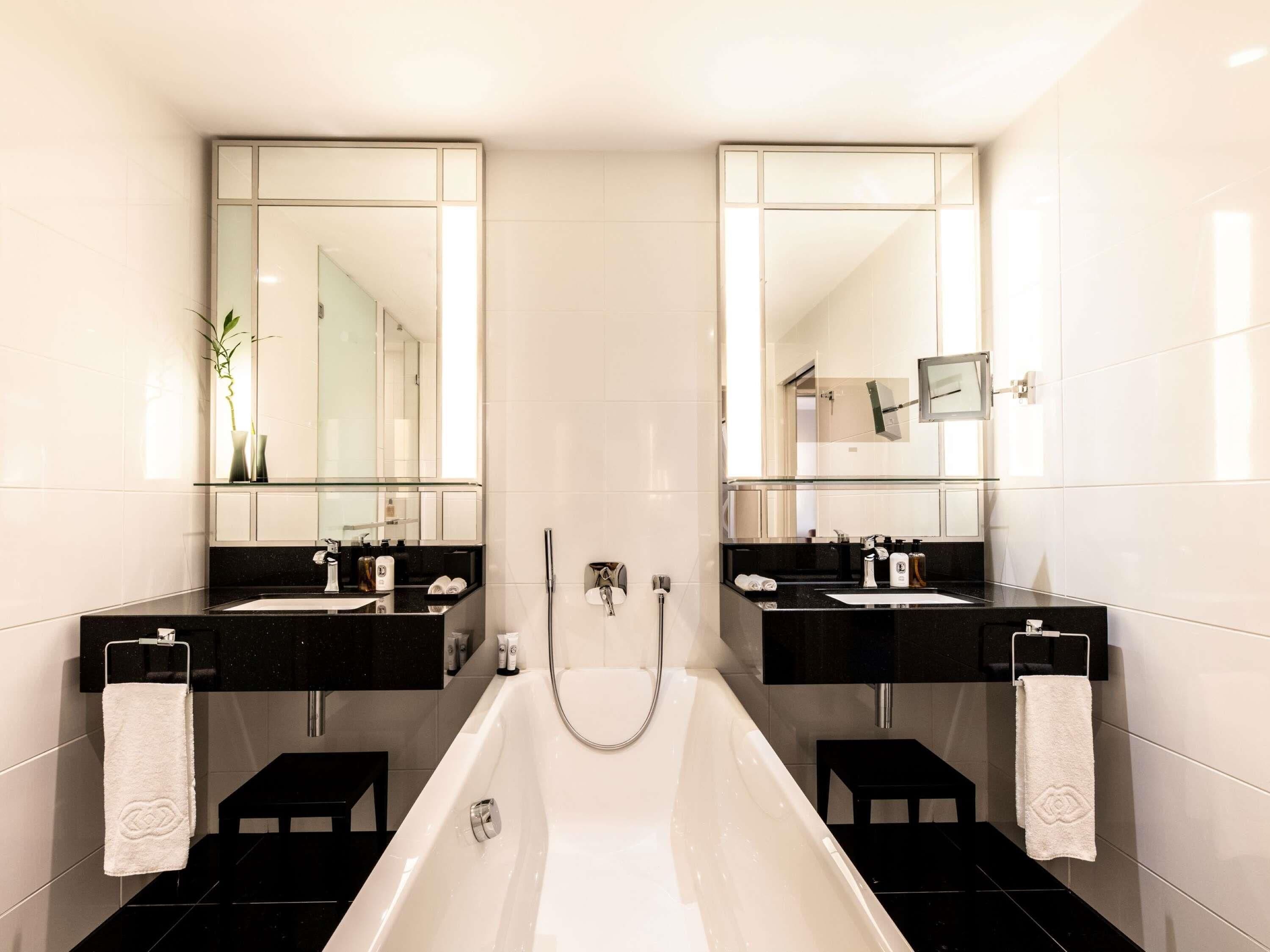 Luxury Suite, 1 King Bed (Prestige) | Premium bedding, pillowtop beds, minibar, in-room safe