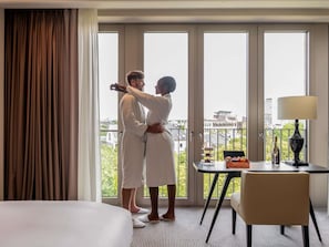 Phòng Suite Junior, 1 giường cỡ king | Bộ đồ giường cao cấp, nệm có lớp đệm bông, minibar