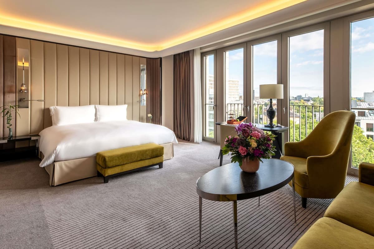 Junior Suite, 1 King Bed | Premium bedding, pillowtop beds, minibar, in-room safe