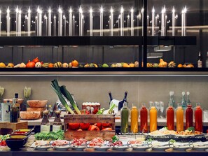 供應早餐、午餐和晚餐,法國料理,露天餐廳